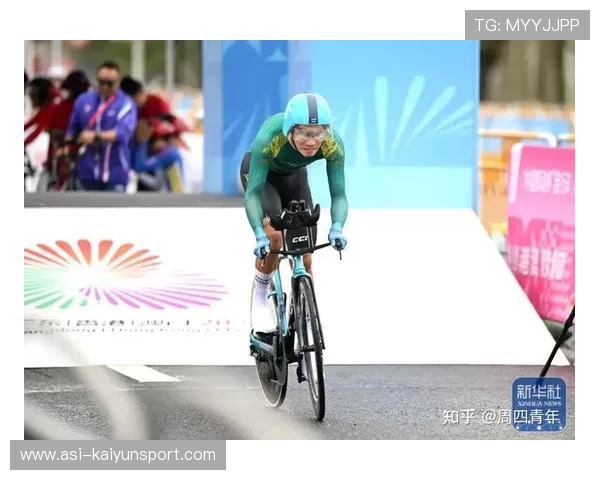 自行车公路赛终点前五人拼命冲刺，照片刷屏